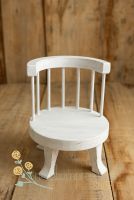 Niskie okrągłe krzesłko z drewna - bielone postarzane